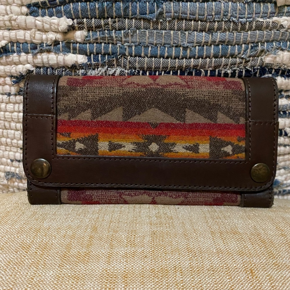 Pendleton wool & leather wallet.